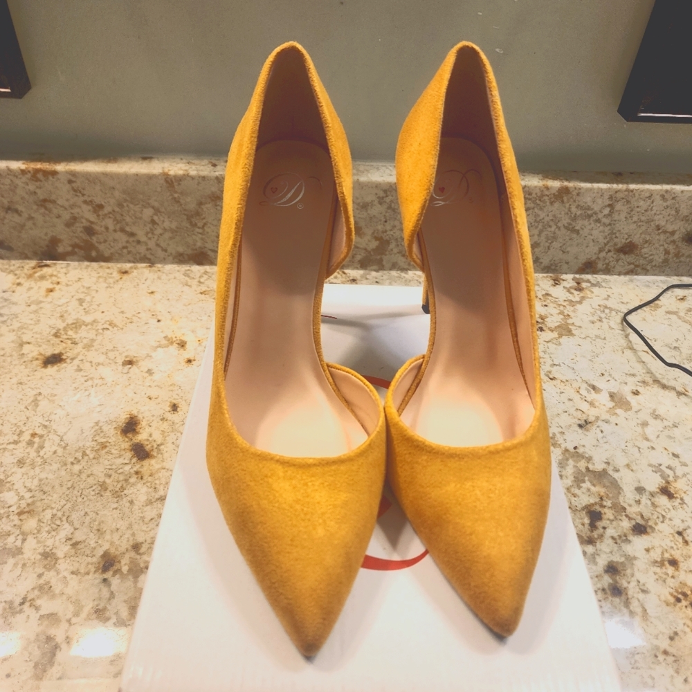 Pointed toe Mustard heels
